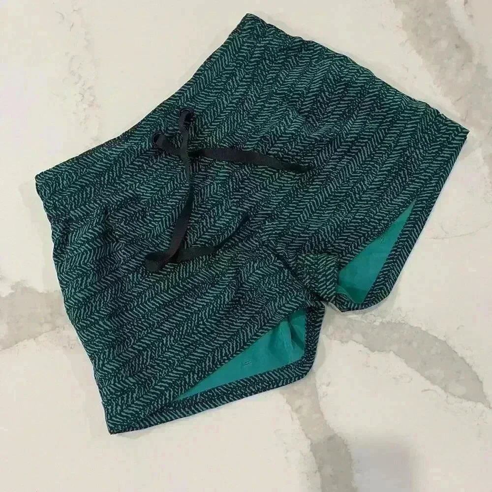 Lululemon Spring Break Away Short Mini Hunter Green Black Women's 4 Activewear